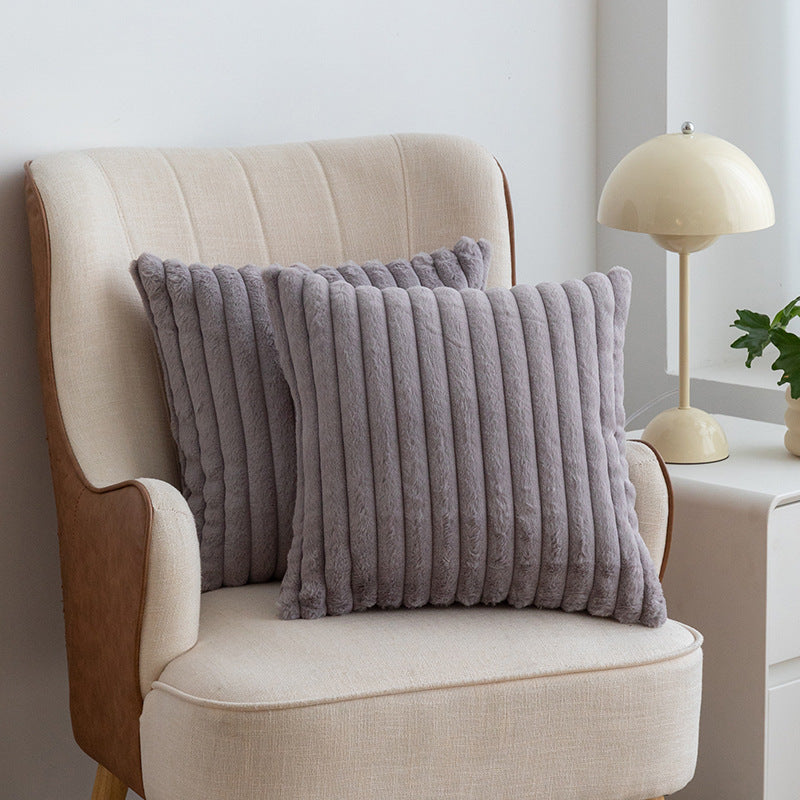 Housse de Coussin "Brumes" – Fausse Fourrure Côtelée & Douceur Infinie