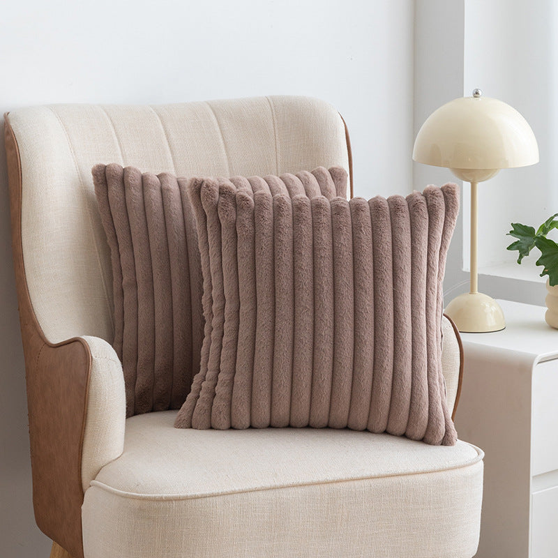 Housse de Coussin "Brumes" – Fausse Fourrure Côtelée & Douceur Infinie