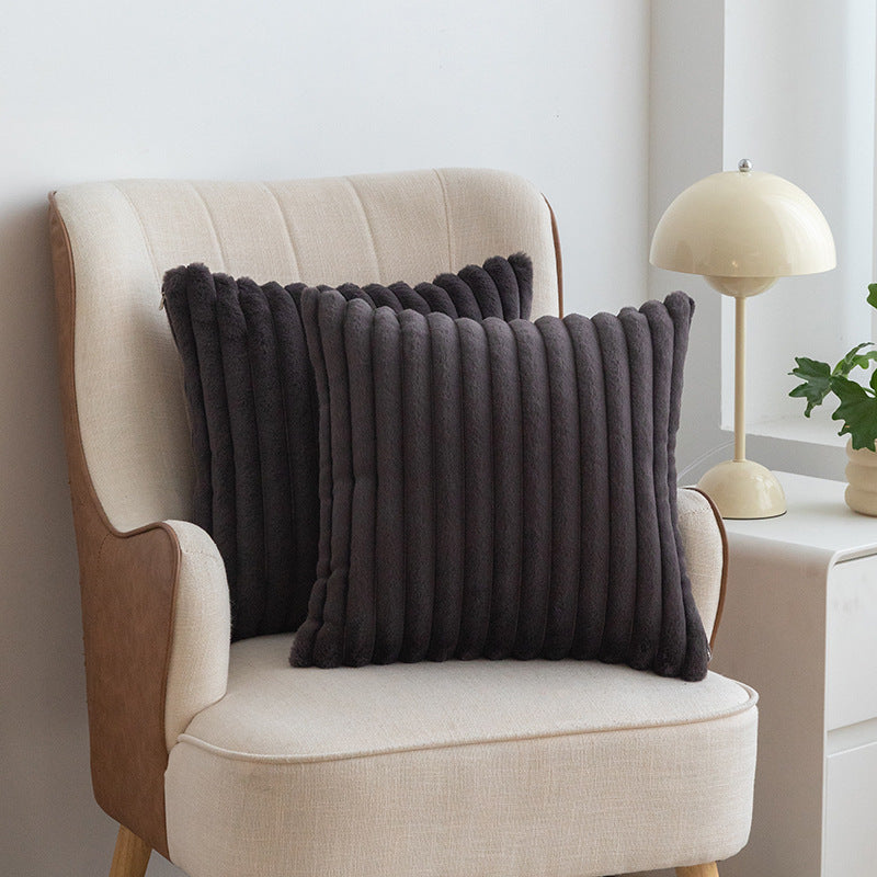 Housse de Coussin "Brumes" – Fausse Fourrure Côtelée & Douceur Infinie