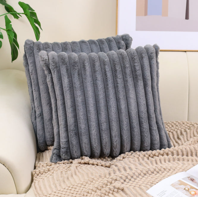 Housse de Coussin "Brumes" – Fausse Fourrure Côtelée & Douceur Infinie